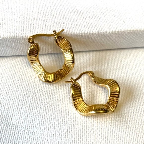 18k Gold Plated Fold Geometric Classic Twist Hoop Earrings - Picture 6 of 11